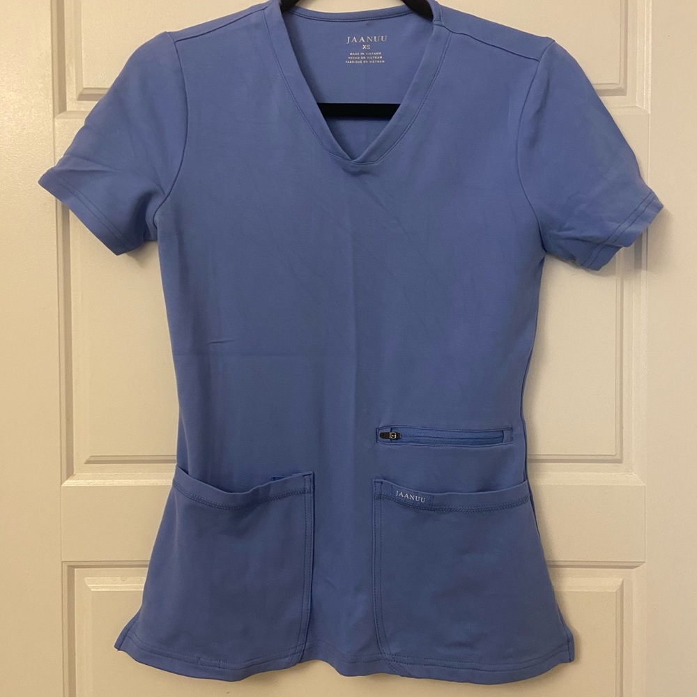 Jaanuu Women’s 4-Pocket V-Neck Top